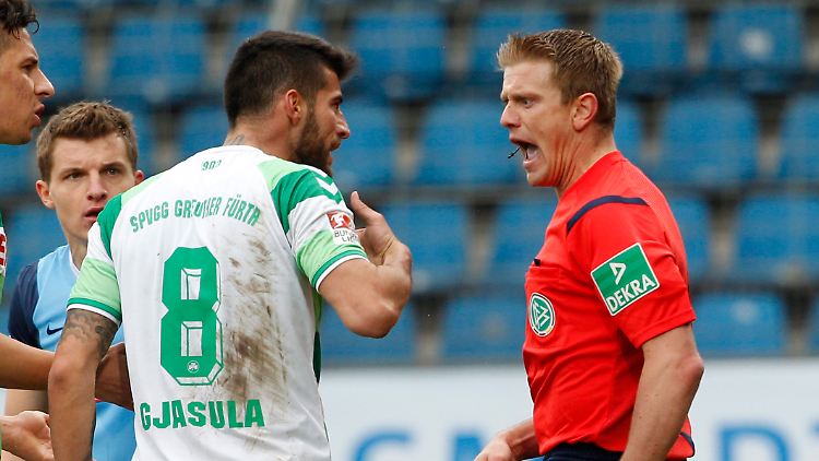Referee Robert Schröder war im Zweitligaspiel zwischen Bochum und Fürth eine Respektsperson, der es am Respekt der Spieler mangelte.