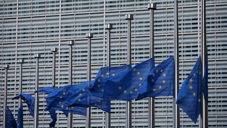 Vor dem EU-Hauptquartier in Brüssel wehen die Flaggen auf Halbmast: Hier soll schon bald ein Sondertreffen stattfinden.