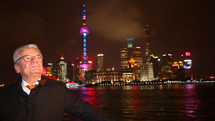Gauck vor der Skyline Shanghais: Der Bundespräsident scheut sich nicht davor, auch die schwierigen Themen anzusprechen.