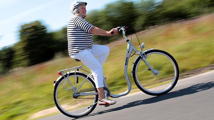 Normalerweise ist der Gelenkknorpel eine Art Stoßdämpfer im Gelenk. Arthrose macht sich zunächst bemerkbar, indem Bewegungen nach einer Ruhephase schmerzen. Später reibt Knochen auf Knochen, das Gelenk ist warm, dick und schmerzt.