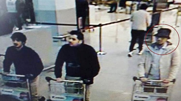 Klar ist nur, dass der mittlere Mann auf dem Bild der Überwachungskamera Ibrahim al-Bakraoui ist. Zu dem Mann links haben die Ermittler noch keine Erkenntnisse. Von dem rechts hieß es lediglich, er werde gesucht.