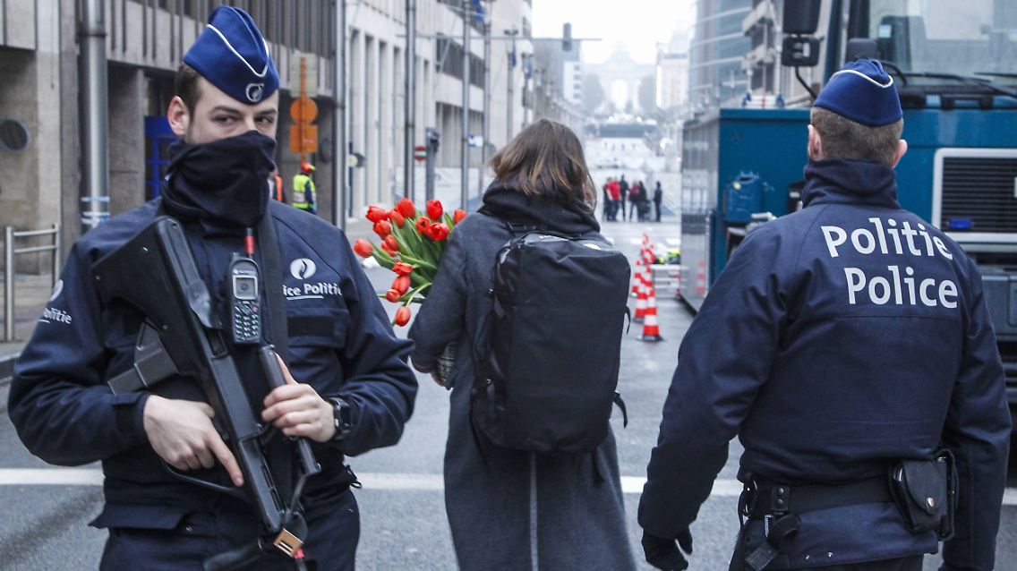 Schwerbewaffnete Polizisten sichern die Metrostation Maelbeek ab.
