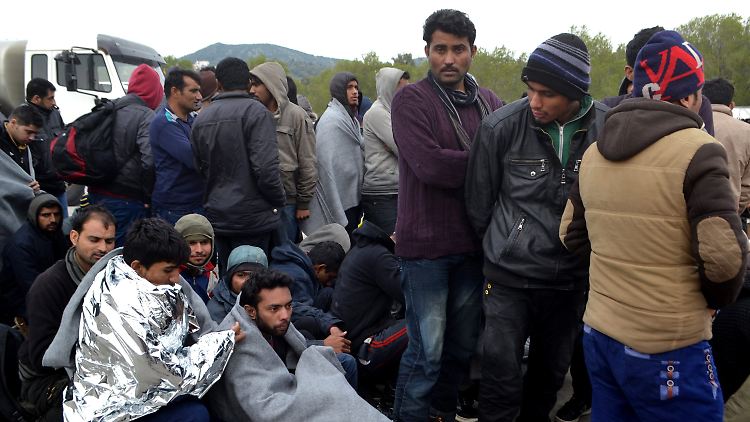 Flüchtlinge warten auf die Weiterfahrt zum "Hotspot" Moria auf Lesbos