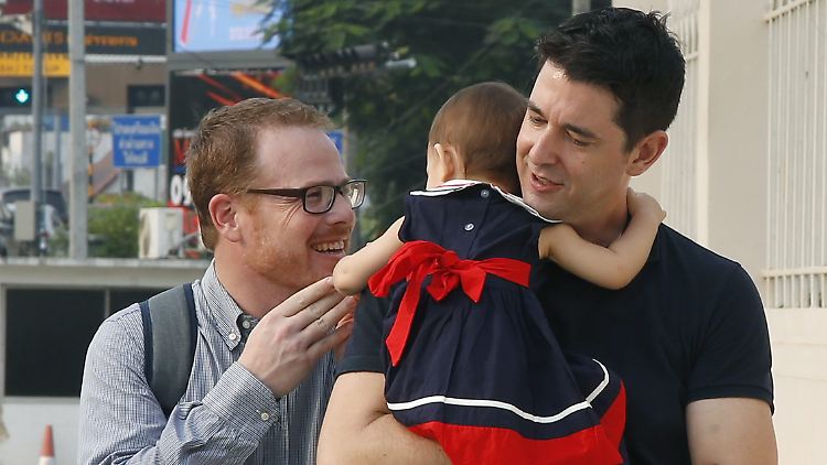 Gordon Lake (l.) und Manuel Santos mit Baby Carmen bei der Ankunft vor Gericht in Bangkok.