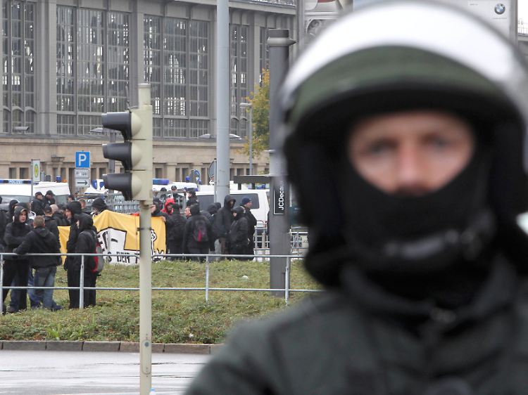Nur eine Handvoll Neonazis konnten sich vor dem Hauptbahnhof versammeln.