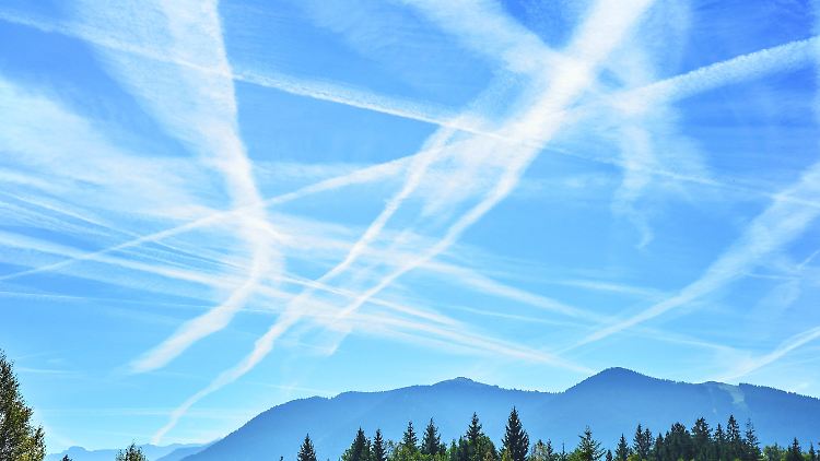 Kondensstreifen am Himmel entstehen, wenn heiße, wasserdampfhaltige Triebwerksabgase von Luftfahrzeugen auf kalte Luft treffen.