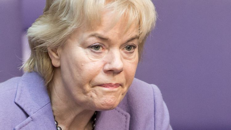 Erika Steinbach wirft Kanzlerin Merkel vor, mit der Grenzöffnung im Herbst 2015 gegen deutsches Recht verstoßen zu haben.