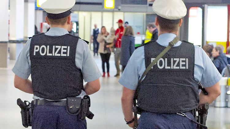 Bundespolizisten patrouillieren am 23.03.2016 am Flughafen von Stuttgart (Baden-Württemberg).