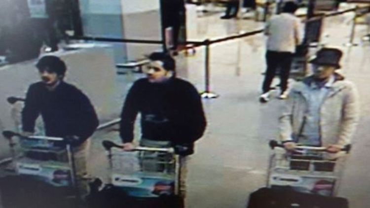 Najim Laachraoui, Ibrahim El Bakraoui und Faycal Cheffou (v.l.) auf einem Foto, das von einer Überwachungskamera des Brüsseler Flughafens aufgenommen wurde.