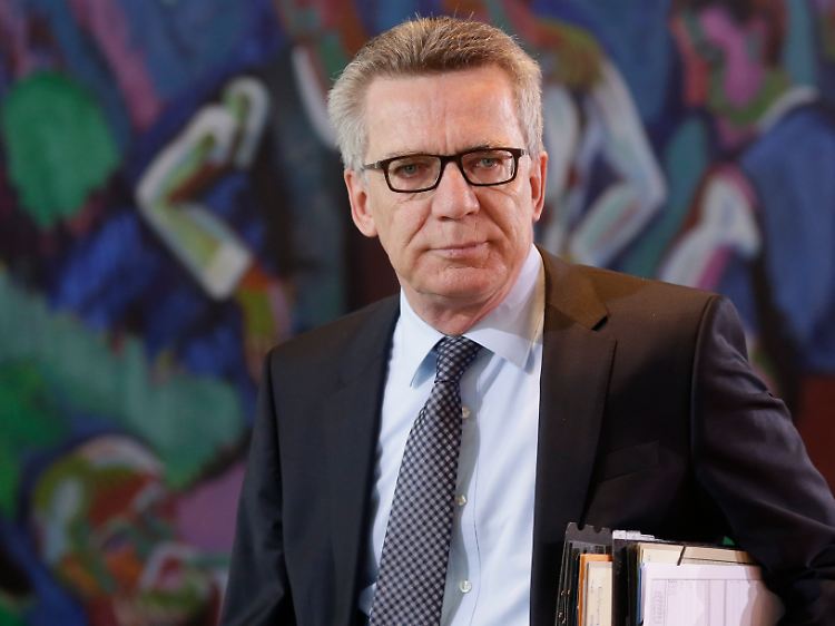Bundesinnenminister Thomas de Maiziere geht derzeit davon aus, dass die Partie in Berlin wie geplant stattfinden kann.