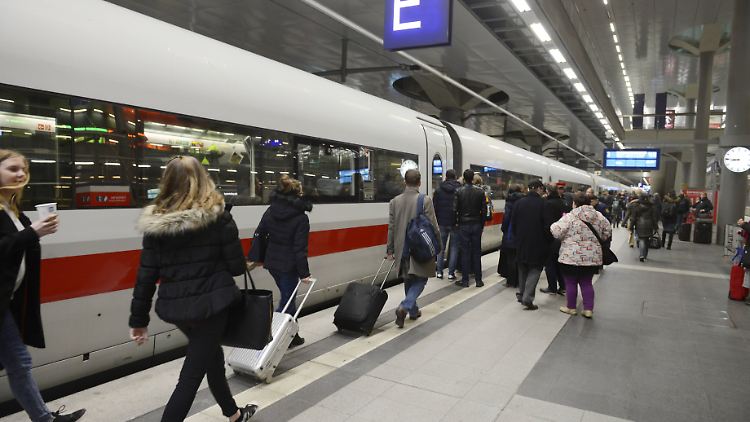 Die Deutsche Bahn berichtet von Systemausfällen. Zugverkehr sei aber weiterhin möglich, hieß es. 