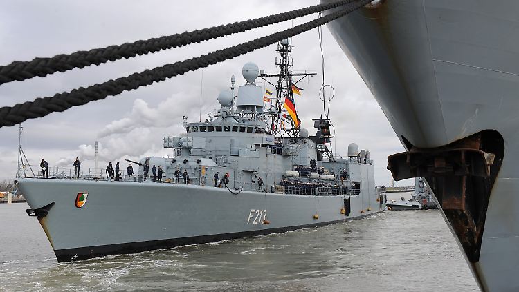 Heimkehr nach 126 Tagen auf See: Die "Augsburg" läuft in den Marinestützpunkt Wilhelmshaven ein.