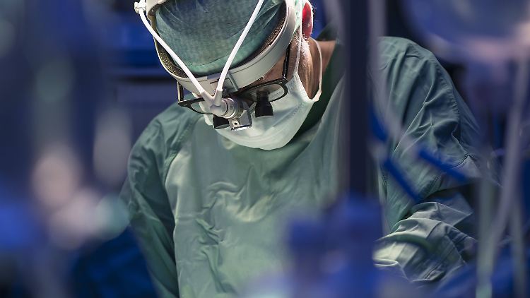 Viele Verletzte schweben in Lebensgefahr. Die Ärzte versuchen sie zu stabilisieren.