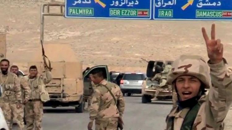 Syrische Soldaten beim Nachrücken in Richtung Palmyra. 