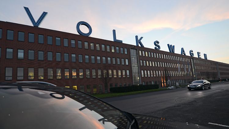 Weltkonzern mit vielen Standorten: Der Volkswagen-Schriftzug auf dem VW-Werk Kassel.