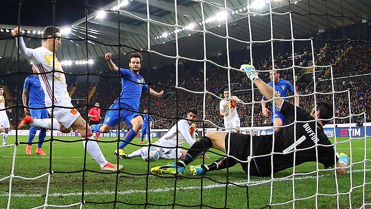 Aritz Aduriz sollte schon ausgewechselt werden. Vorher machte er gegen Italien aber noch fix sein Tordebüt für Spanien perfekt.