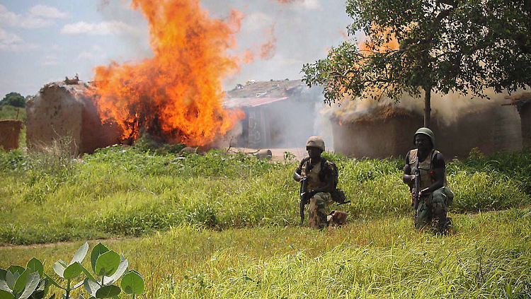Soldaten der nigerianischen Armee bei einem Einsatz in einem Boko-Haram-Lager.