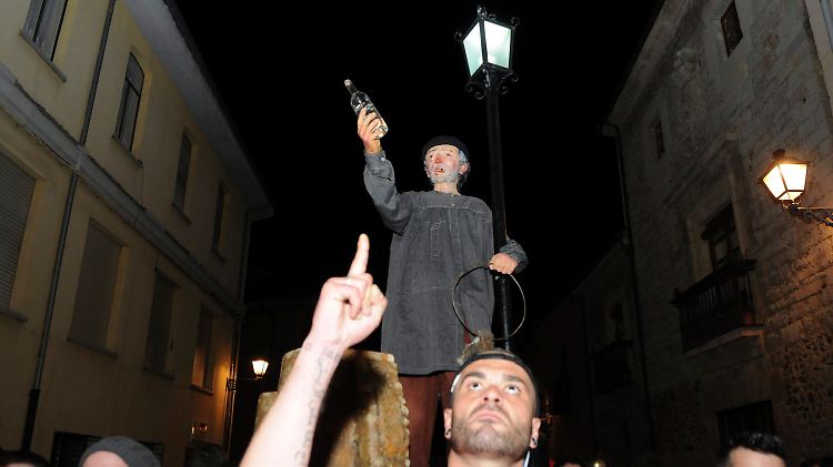 Genarín mit der Schnapsflasche in der Hand: So wird der "Volksheilige" durch die Straßen Leóns gezogen.