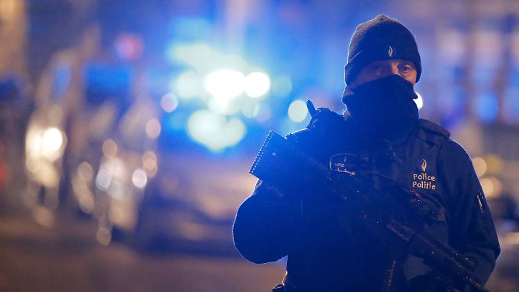 Ein belgischer Polizist am Rande einer Razzia in Schaerbeek.