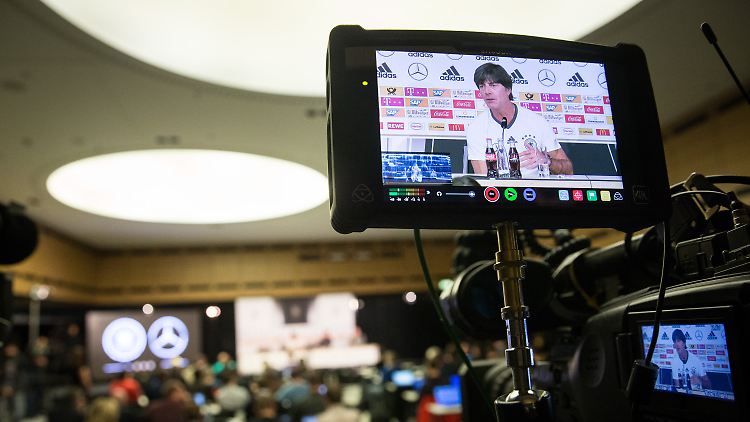 Bundestrainer Joachim Löw startet gegen England sein EM-Casting.
