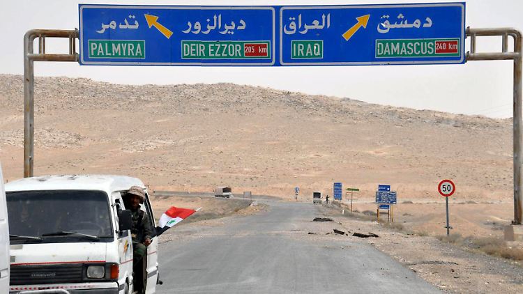 Syrische Soldaten in der Nähe von Palmyra. Von dort zur irakischen Grenze sind es rund 300 Kilometer.