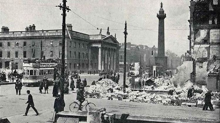 Nach dem Osteraufstand 1916 gleicht die Dubliner Innenstadt, hier zu sehen das Hauptpostamt, einem Trümmerfeld.