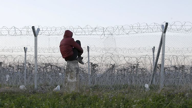 Ein Flüchtling schaut nahe des Flüchtlingslager Idomeni zur griechisch-mazedonischen Grenze.