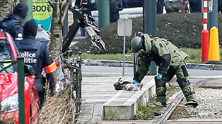 Bei dem spektakulären Einsatz im Brüsseler Bezirk Schaerbeek kamen auch Sprengstoffspezialisten zum Einsatz.