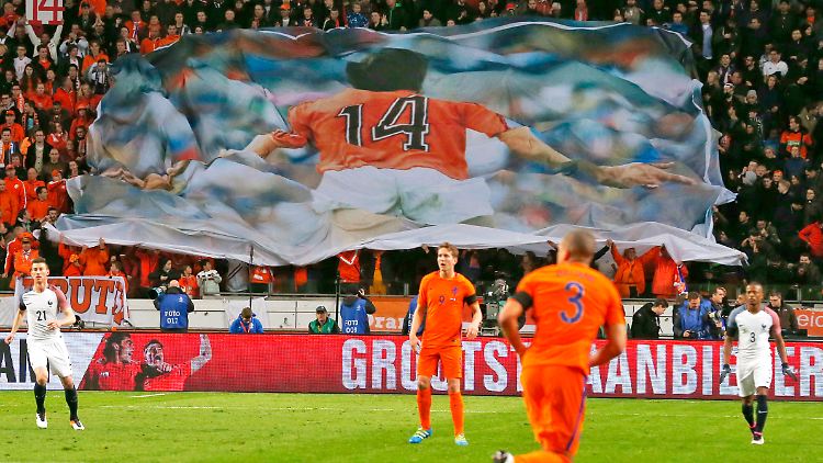 Zu Ehren Johan Cruyffs ließen die Kicker der niederländischen und der französischen Nationalelf den Ball in der 14. Minute ruhen.