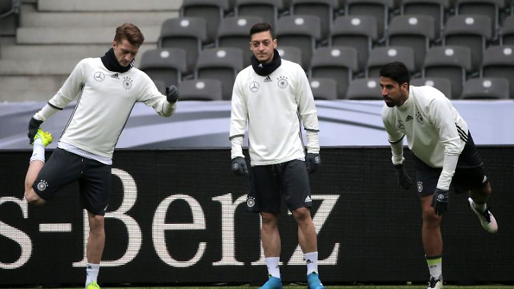 Marco Reus, Mesut Özil und Sami Khedira (l-r) bei dem Abschlusstraining der Nationalmannschaft im Olympiastadion.