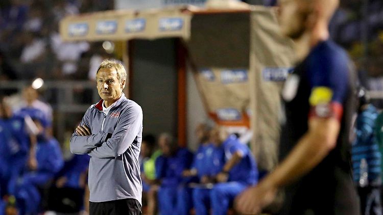 Klatsche für Klinsmann: Der US-Coach im Mateo-Flores-Stadion in Guatemala City.