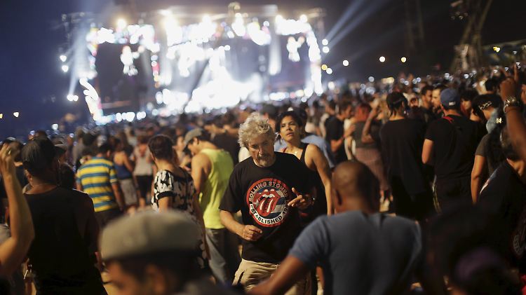 "Viele Jahre war es schwierig, uns hier in Kuba zu hören", sagt Jagger auf spanisch zum Start des Konzerts.