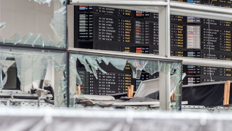 Blick in die verwüstete Abflughalle: Frühestens am Dienstag nach Ostern kann der Flughafen wieder den Betrieb aufnehmen.
