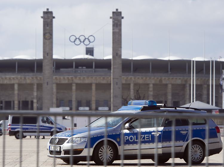 Die Partie im Berliner Olympiastadion findet unter höchsten Sicherheitsvorkehrungen statt.