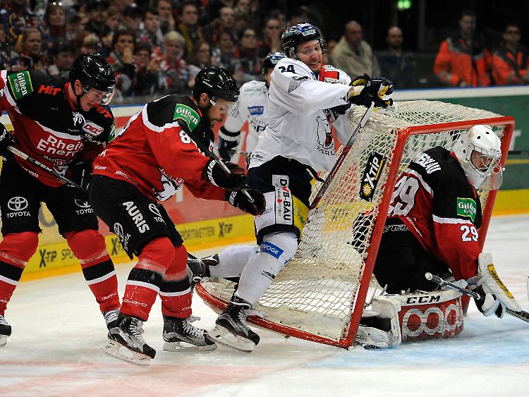 Beim Spiel der Kölner Haie (rot-schwarz) gegen die Eisbären Berlin (weiß) ging es turbulent zu. Am Ostermontag kommt es zum Entscheidungsspiel.