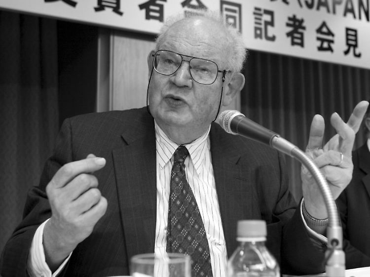 Mandelbrot auf einer Pressekonferenz in Japan 2003.