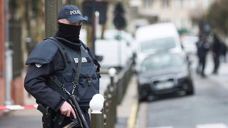 Ein Polizist überwacht in Argenteuil den reibungslosen Ablauf einer Razzia.