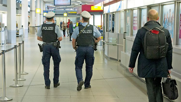 Polizisten patrouillieren am Berliner Flughafen Tegel.