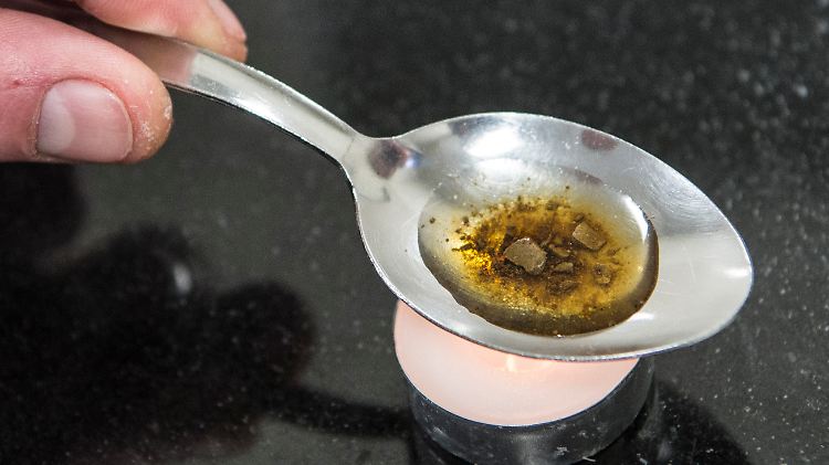 Heroin gilt als eine der gefährlichsten Drogen überhaupt - in den USA sterben aktuell etwa 78 Menschen pro Tag an den Folgen.