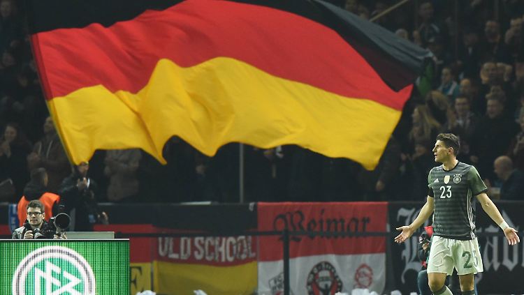 Mario Gomez (l.) weiß nicht weiter.
