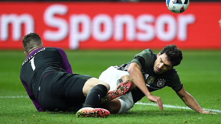 Mit Mats Hummels wechselte Bundestrainer Löw in der zweiten Halbzeit jegliche Abwehrstabilität im deutschen Team aus.