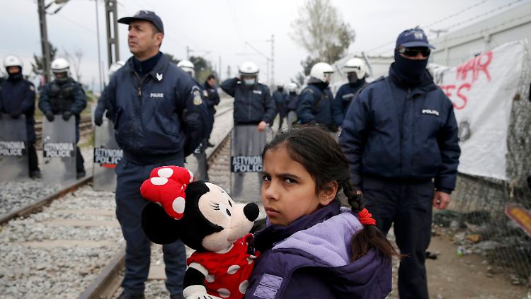 Die Grenze nahe Idomeni wird von griechischen Polizisten bewacht. 