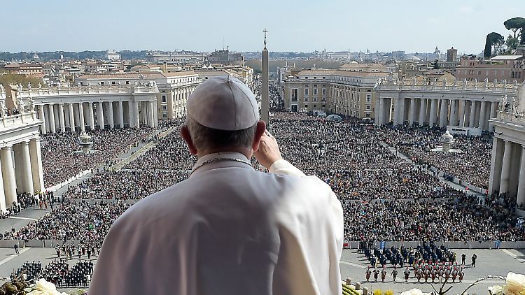 Papst Franziskus segnet mit "Urbit et Orbi" die Stadt und den Erdkreis.