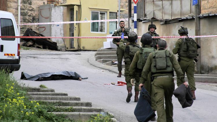 Ein israelischer Soldat hat in Hebron einen verletzten Attentäter per Kopfschuss getötet. Der Soldat wurde verhaftet, ist sich aber keiner Schuld bewusst.