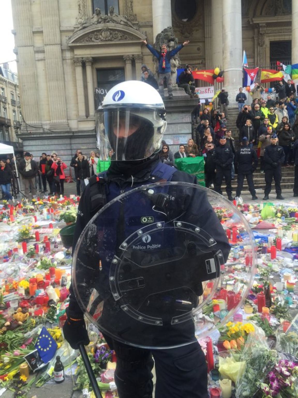 Mehrere Hunderte Hooligans haben das Gedenken an die Brüsseler Terroropfer auf dem Börsenplatz im Zentrum der belgischen Hauptstadt gestört.
