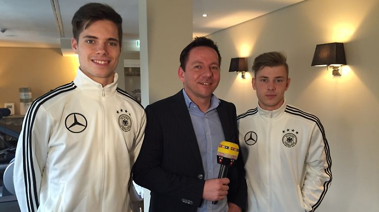 n-tv-Reporter Timo Latsch traf die beiden Youngster Julian Weigl (l.) und Max Meyer (r.) zum Interview.