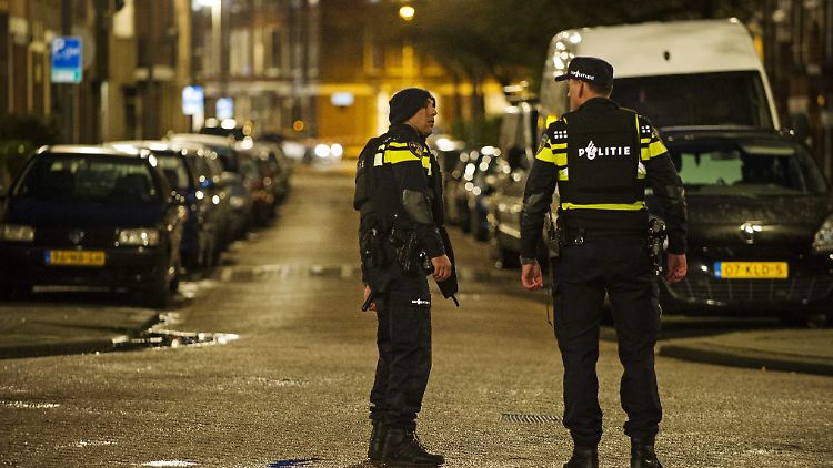 Polizisten sperren im Rotterdamer Westen die Straße ab, in der der Verdächtige festgenommen wurde.