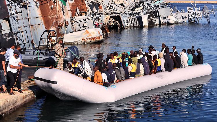 Die Flüchtlinge treten ihre gefährliche Überfahrt größtenteils auf wenig seetüchtigen Schlauchbooten wie diesem an.
