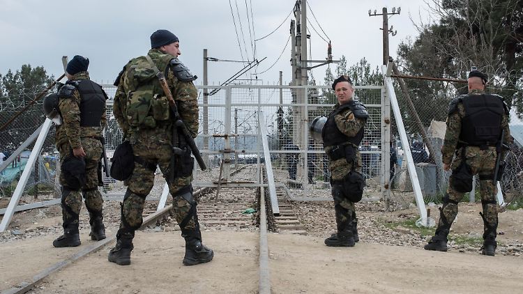 Mazedonische Soldaten sichern den Grenzübergang in der Nähe des provisorischen Lagers von Idomeni.