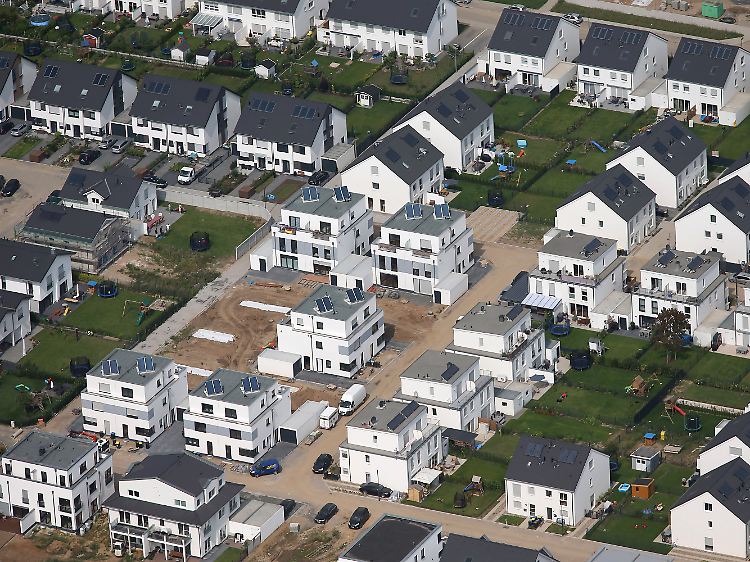 Im Jahr 2015 wurden Gutachtern zufolge über 200 Milliarden Euro in Wohnungen, Häuser und Grundstücke investiert.